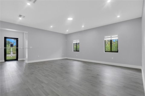 House in Miami, Florida 5 bedrooms, 213.68 sq.m. № 1965266 - photo 7