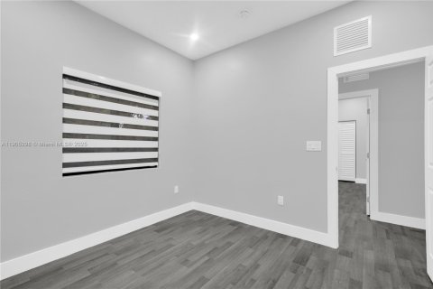 House in Miami, Florida 5 bedrooms, 213.68 sq.m. № 1965266 - photo 24