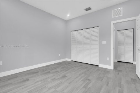 House in Miami, Florida 5 bedrooms, 213.68 sq.m. № 1965266 - photo 25