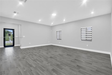 House in Miami, Florida 5 bedrooms, 213.68 sq.m. № 1965266 - photo 8