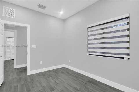 House in Miami, Florida 5 bedrooms, 213.68 sq.m. № 1965266 - photo 23