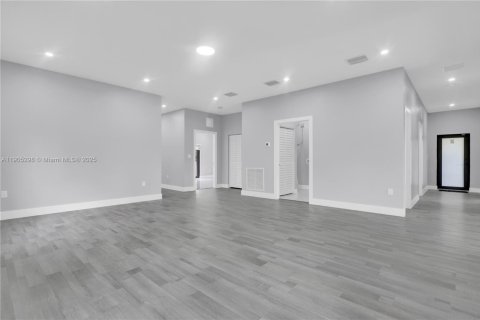 House in Miami, Florida 5 bedrooms, 213.68 sq.m. № 1965266 - photo 5