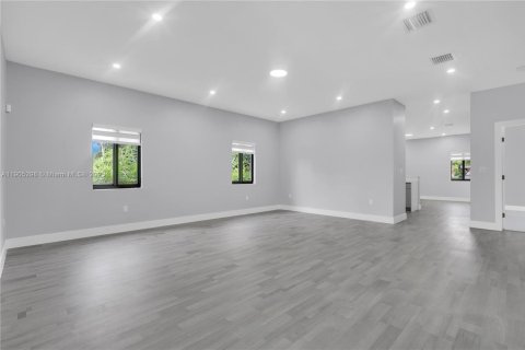 House in Miami, Florida 5 bedrooms, 213.68 sq.m. № 1965266 - photo 9
