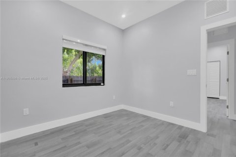 House in Miami, Florida 5 bedrooms, 213.68 sq.m. № 1965266 - photo 22