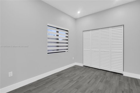 House in Miami, Florida 5 bedrooms, 213.68 sq.m. № 1965266 - photo 20