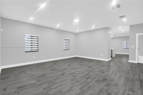 House in Miami, Florida 5 bedrooms, 213.68 sq.m. № 1965266 - photo 10