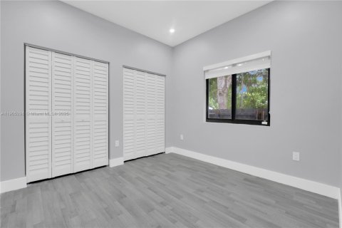 House in Miami, Florida 5 bedrooms, 213.68 sq.m. № 1965266 - photo 16