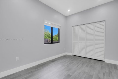 House in Miami, Florida 5 bedrooms, 213.68 sq.m. № 1965266 - photo 19