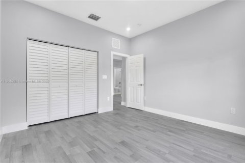 House in Miami, Florida 5 bedrooms, 213.68 sq.m. № 1965266 - photo 15