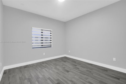 House in Miami, Florida 5 bedrooms, 213.68 sq.m. № 1965266 - photo 14