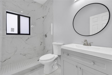 House in Miami, Florida 5 bedrooms, 213.68 sq.m. № 1965266 - photo 11