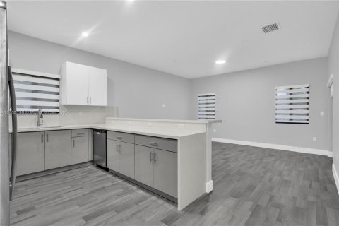 House in Miami, Florida 5 bedrooms, 213.68 sq.m. № 1965266 - photo 26