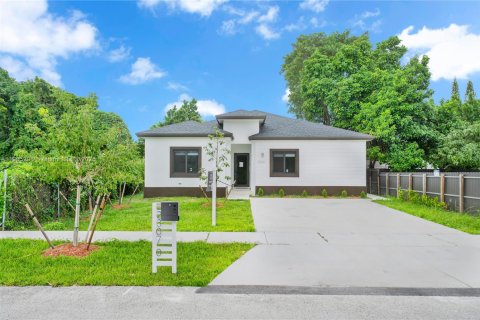 House in Miami, Florida 5 bedrooms, 213.68 sq.m. № 1965266 - photo 4