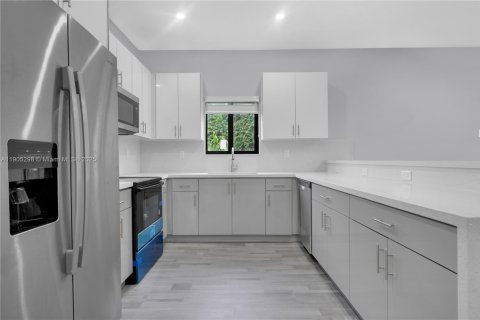 House in Miami, Florida 5 bedrooms, 213.68 sq.m. № 1965266 - photo 27