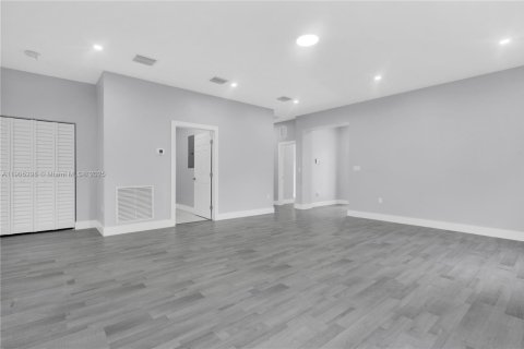 House in Miami, Florida 5 bedrooms, 213.68 sq.m. № 1965266 - photo 6