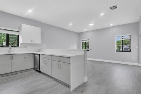 House in Miami, Florida 5 bedrooms, 213.68 sq.m. № 1965266 - photo 29