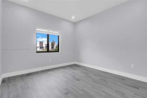 House in Miami, Florida 5 bedrooms, 213.68 sq.m. № 1965266 - photo 13