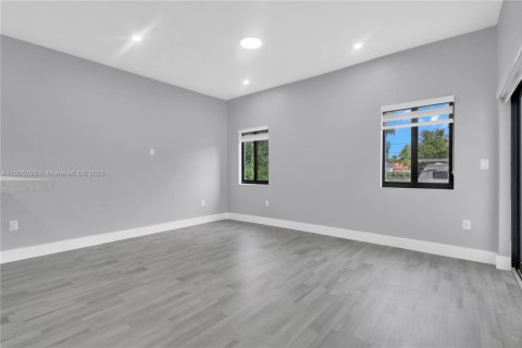 House in Miami, Florida 5 bedrooms, 213.68 sq.m. № 1965266 - photo 30