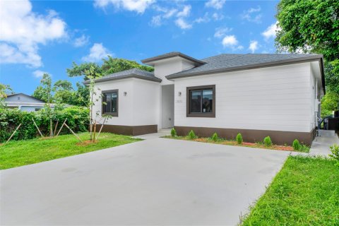 House in Miami, Florida 5 bedrooms, 213.68 sq.m. № 1965266 - photo 2
