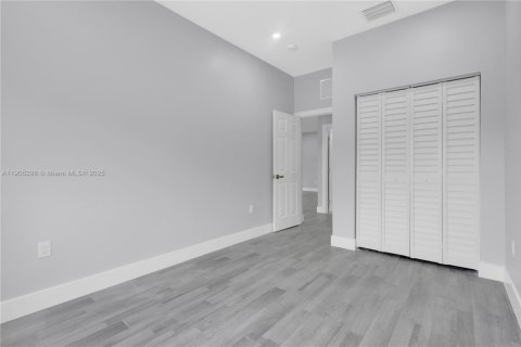 House in Miami, Florida 5 bedrooms, 213.68 sq.m. № 1965266 - photo 21