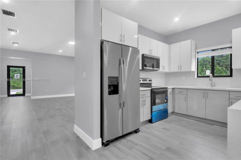 House in Miami, Florida 5 bedrooms, 213.68 sq.m. № 1965266 - photo 28