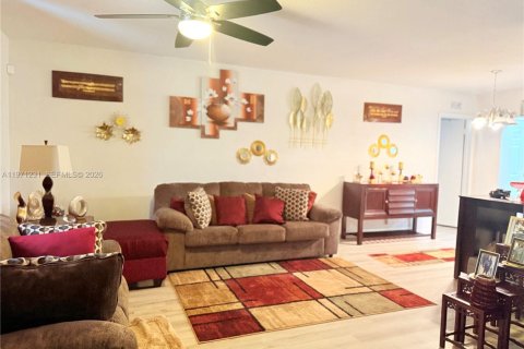 Villa ou maison à vendre à Tamarac, Floride: 2 chambres, 153.47 m2 № 2032110 - photo 9