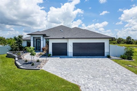 House in Rotonda, Florida 4 bedrooms, 192.4 sq.m. № 1907945 - photo 1