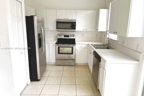 Снять в аренду виллу или дом в Хомстед, Флорида 3 спальни, 114.73м2, № 2045980 - фото 4