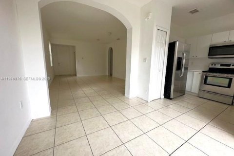 Снять в аренду виллу или дом в Хомстед, Флорида 3 спальни, 114.73м2, № 2045980 - фото 3