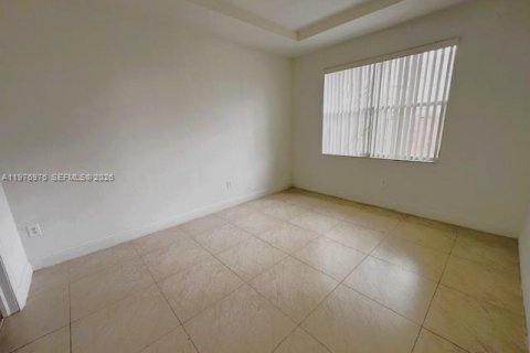 Снять в аренду виллу или дом в Хомстед, Флорида 3 спальни, 114.73м2, № 2045980 - фото 5