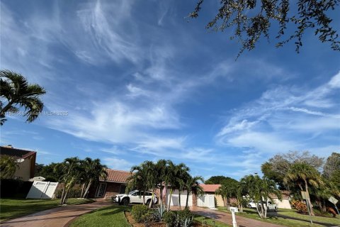 House in Coral Springs, Florida 3 bedrooms, 159.88 sq.m. № 1874195 - photo 3