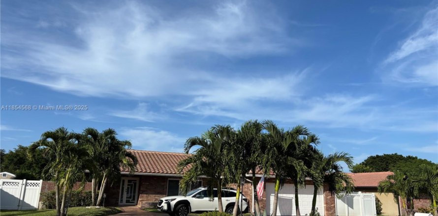 House in Coral Springs, Florida 3 bedrooms, 159.88 sq.m. № 1874195