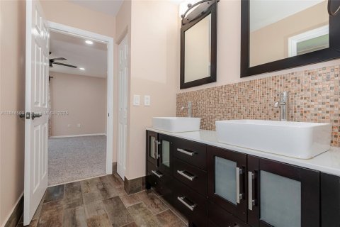 House in Miramar, Florida 5 bedrooms, 306.11 sq.m. № 1839679 - photo 28