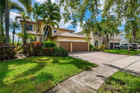 House in Miramar, Florida 5 bedrooms, 306.11 sq.m. № 1839679 - photo 1
