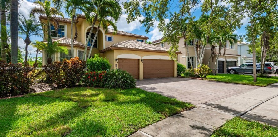 House in Miramar, Florida 5 bedrooms, 306.11 sq.m. № 1839679