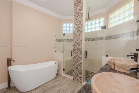 House in Miramar, Florida 5 bedrooms, 306.11 sq.m. № 1839679 - photo 22