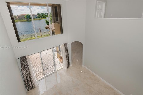 House in Miramar, Florida 5 bedrooms, 306.11 sq.m. № 1839679 - photo 24