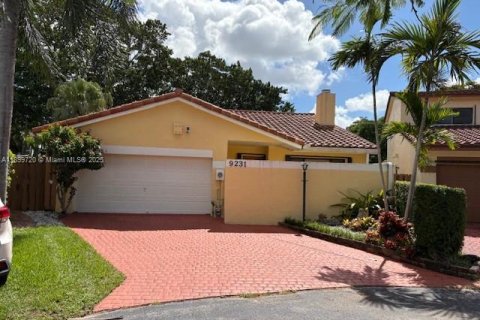 House in Miami, Florida 3 bedrooms, 167.87 sq.m. № 1950775 - photo 1