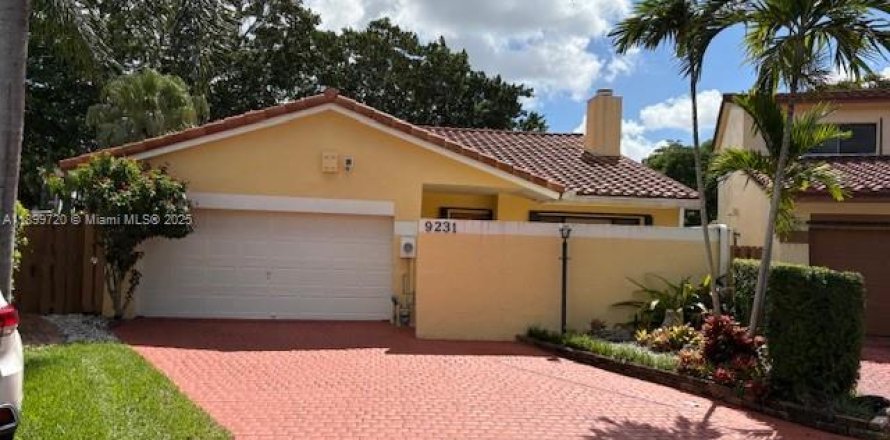 House in Miami, Florida 3 bedrooms, 167.87 sq.m. № 1950775