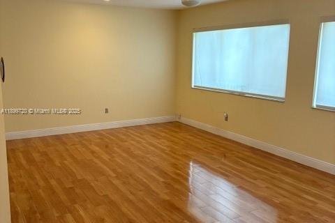 House in Miami, Florida 3 bedrooms, 167.87 sq.m. № 1950775 - photo 10