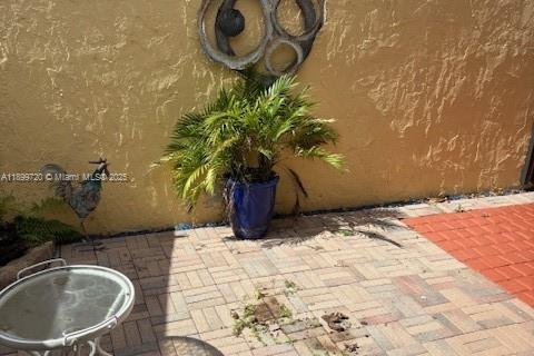 House in Miami, Florida 3 bedrooms, 167.87 sq.m. № 1950775 - photo 2