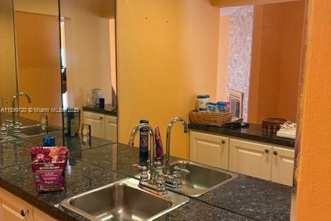 House in Miami, Florida 3 bedrooms, 167.87 sq.m. № 1950775 - photo 4