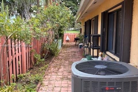 House in Miami, Florida 3 bedrooms, 167.87 sq.m. № 1950775 - photo 16