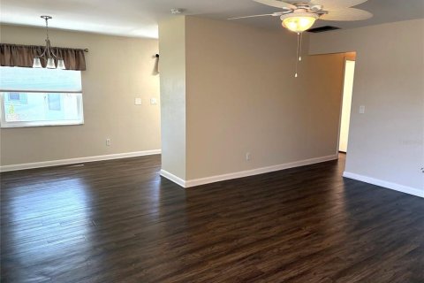 Condominio en alquiler en Sun City Center, Florida, 2 dormitorios, 91.42 m2 № 2099245 - foto 5