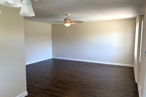 Condominio en alquiler en Sun City Center, Florida, 2 dormitorios, 91.42 m2 № 2099245 - foto 8
