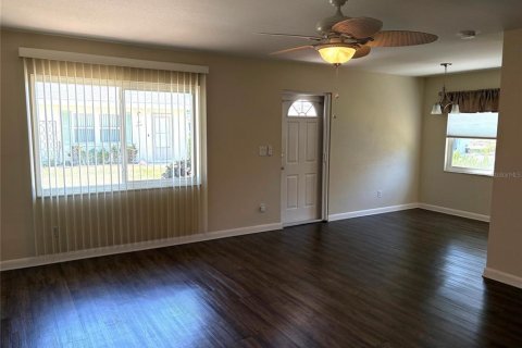 Condominio en alquiler en Sun City Center, Florida, 2 dormitorios, 91.42 m2 № 2099245 - foto 6