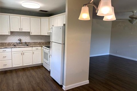 Condominio en alquiler en Sun City Center, Florida, 2 dormitorios, 91.42 m2 № 2099245 - foto 9