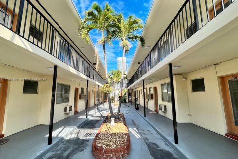 Condo in Miami Beach, Florida, 1 bedroom  № 1977471 - photo 1