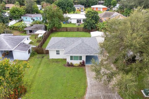 Villa ou maison à vendre à Sarasota, Floride: 2 chambres, 81.75 m2 № 2410635 - photo 2