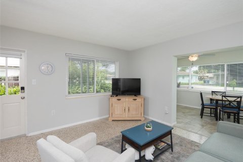 Villa ou maison à vendre à Sarasota, Floride: 2 chambres, 81.75 m2 № 2410635 - photo 4